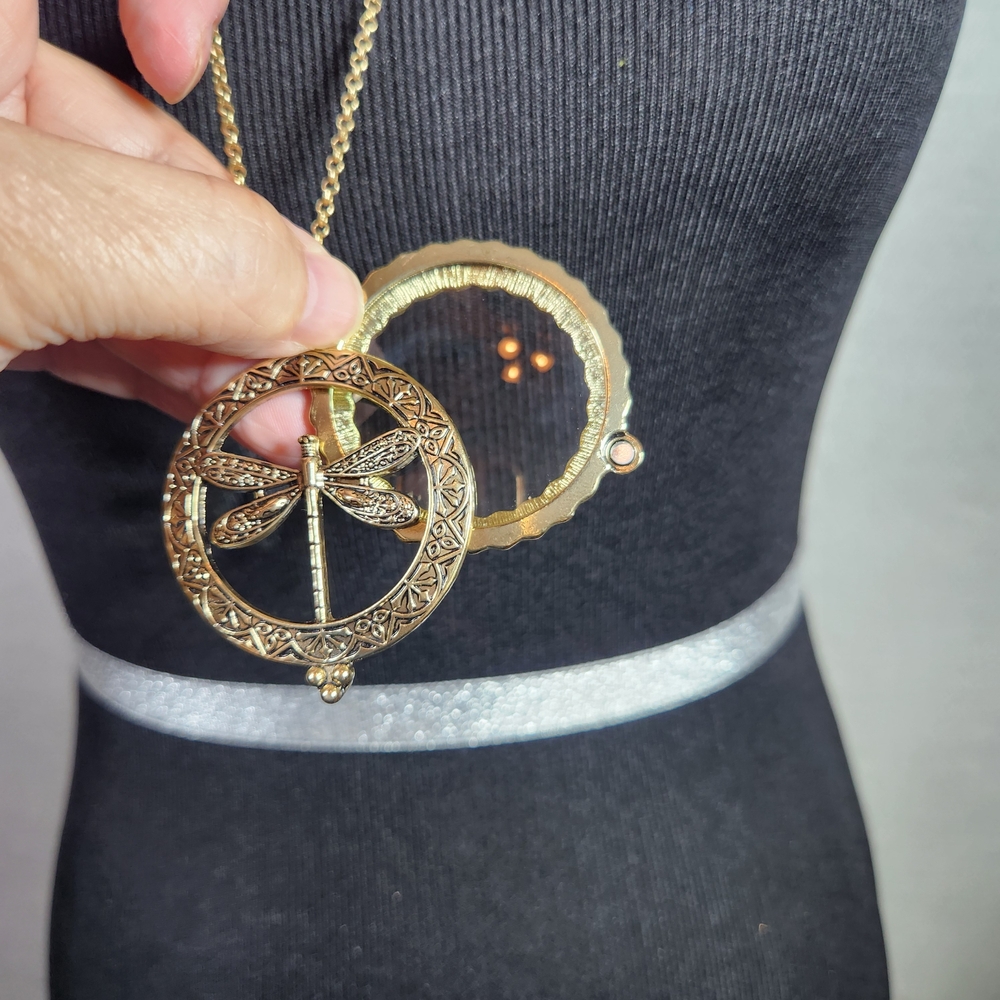 Vintage Style New Gold Tone Dragonfly Magnifying Glass Pendant 31" Necklace - Picture 3 of 9